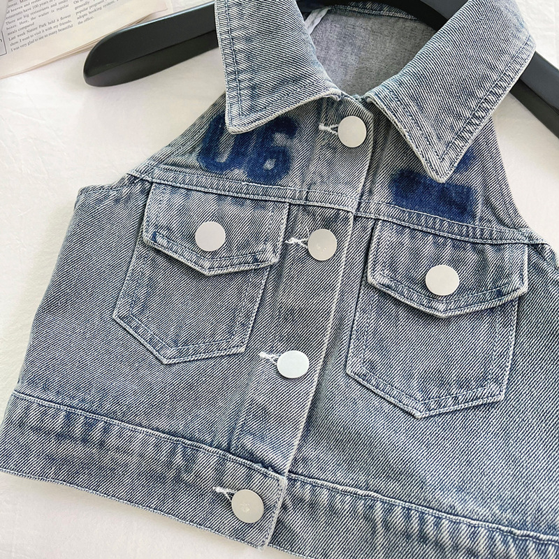 Детски деним двучастен комплект: безръкав жилетка и пола, корейски стил, лято 2025, мек деним, буквена шарка, 75% памук