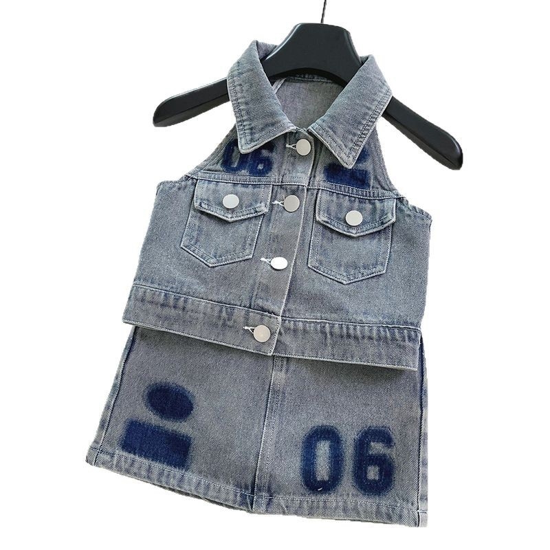 Детски деним двучастен комплект: безръкав жилетка и пола, корейски стил, лято 2025, мек деним, буквена шарка, 75% памук