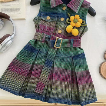 Mergaitėms džinsinė suknelė su petnešėlėmis, gėlėtas raštas, švelnus audinio apdorojimas, sudėtis: 52,8% medvilnė, 24,2% perdirbtos pluoštai, 23% poliesteris, vasara 2025