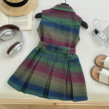 Mergaitėms džinsinė suknelė su petnešėlėmis, gėlėtas raštas, švelnus audinio apdorojimas, sudėtis: 52,8% medvilnė, 24,2% perdirbtos pluoštai, 23% poliesteris, vasara 2025