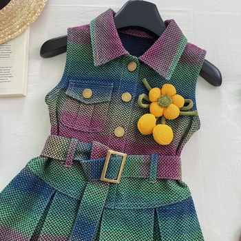 Mergaitėms džinsinė suknelė su petnešėlėmis, gėlėtas raštas, švelnus audinio apdorojimas, sudėtis: 52,8% medvilnė, 24,2% perdirbtos pluoštai, 23% poliesteris, vasara 2025