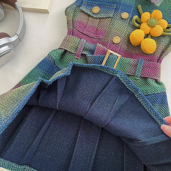 Mergaitėms džinsinė suknelė su petnešėlėmis, gėlėtas raštas, švelnus audinio apdorojimas, sudėtis: 52,8% medvilnė, 24,2% perdirbtos pluoštai, 23% poliesteris, vasara 2025