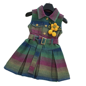 Mergaitėms džinsinė suknelė su petnešėlėmis, gėlėtas raštas, švelnus audinio apdorojimas, sudėtis: 52,8% medvilnė, 24,2% perdirbtos pluoštai, 23% poliesteris, vasara 2025