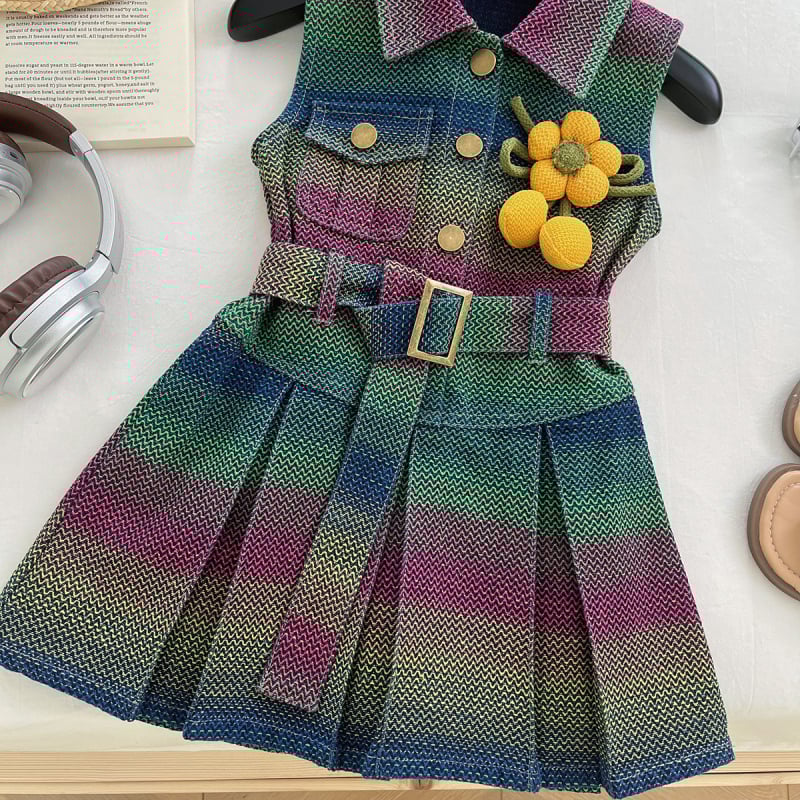 Mergaitėms džinsinė suknelė su petnešėlėmis, gėlėtas raštas, švelnus audinio apdorojimas, sudėtis: 52,8% medvilnė, 24,2% perdirbtos pluoštai, 23% poliesteris, vasara 2025