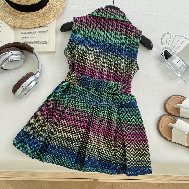 Mergaitėms džinsinė suknelė su petnešėlėmis, gėlėtas raštas, švelnus audinio apdorojimas, sudėtis: 52,8% medvilnė, 24,2% perdirbtos pluoštai, 23% poliesteris, vasara 2025