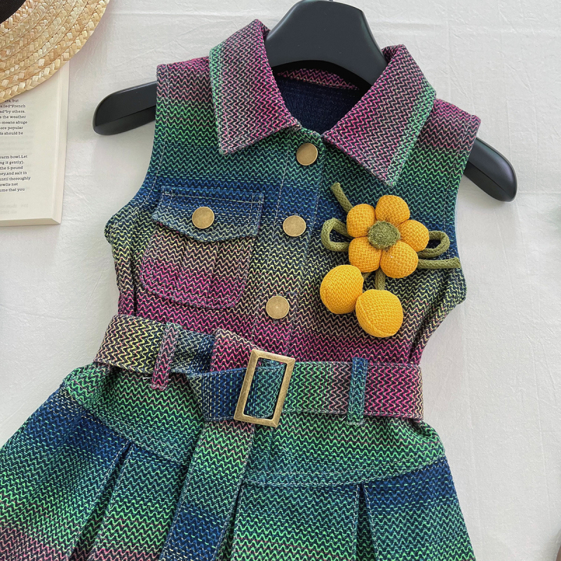 Mergaitėms džinsinė suknelė su petnešėlėmis, gėlėtas raštas, švelnus audinio apdorojimas, sudėtis: 52,8% medvilnė, 24,2% perdirbtos pluoštai, 23% poliesteris, vasara 2025