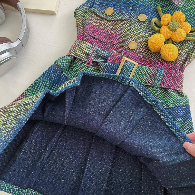 Mergaitėms džinsinė suknelė su petnešėlėmis, gėlėtas raštas, švelnus audinio apdorojimas, sudėtis: 52,8% medvilnė, 24,2% perdirbtos pluoštai, 23% poliesteris, vasara 2025