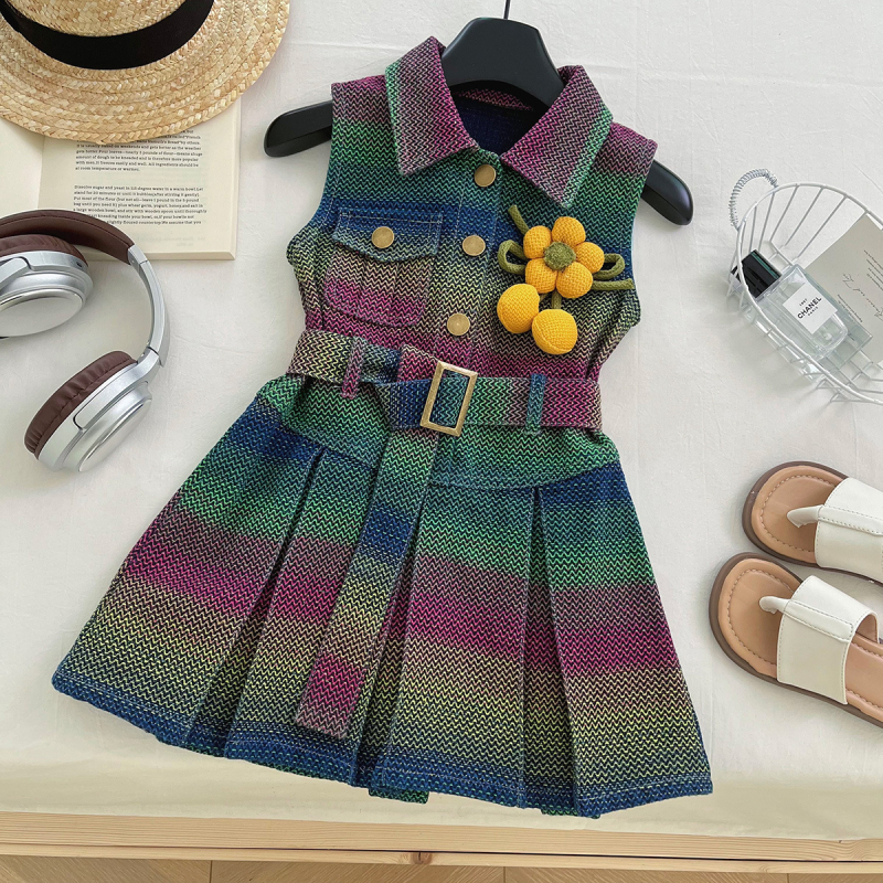 Mergaitėms džinsinė suknelė su petnešėlėmis, gėlėtas raštas, švelnus audinio apdorojimas, sudėtis: 52,8% medvilnė, 24,2% perdirbtos pluoštai, 23% poliesteris, vasara 2025