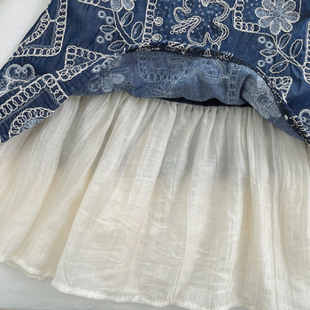 Mergaitei korea-stilia denim sijonas su petnešėlėmis, be rankovių, su gėlių siuvinėjimu, švelnintas džinsas, amžiaus grupė 3–8 metų, 2025 m. vasara