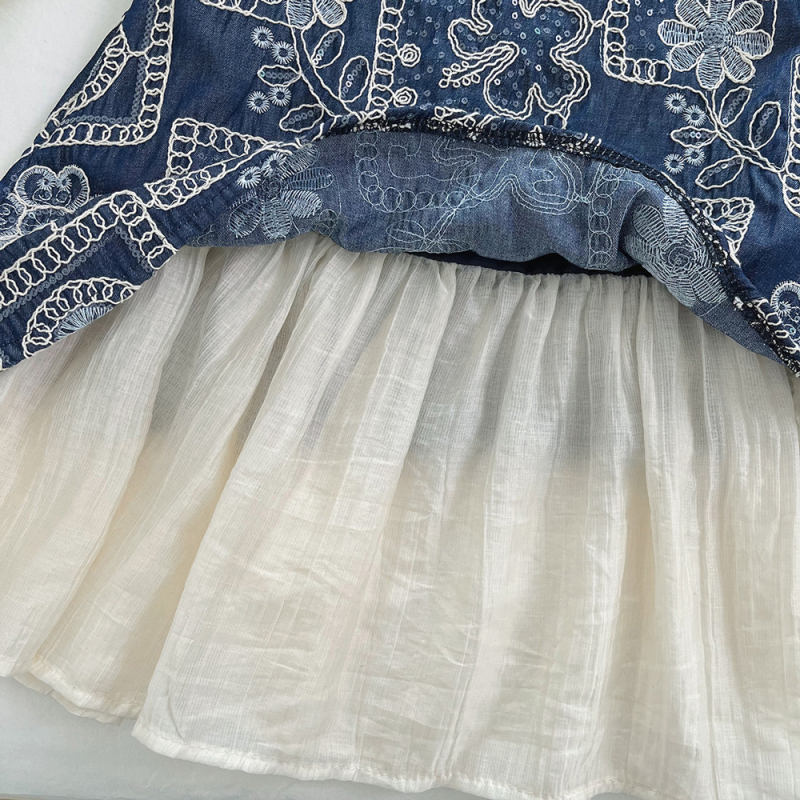 Mergaitei korea-stilia denim sijonas su petnešėlėmis, be rankovių, su gėlių siuvinėjimu, švelnintas džinsas, amžiaus grupė 3–8 metų, 2025 m. vasara