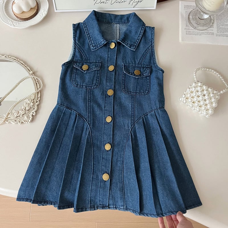 Mergaitėms džinsinė suknelė, korejiško stiliaus, be rankovių, užsegama vienoje eilutėje, pagrindinis audinys 75% medvilnė, 25% poliesteris, pamušalas 75% medvilnė, vasara 2025