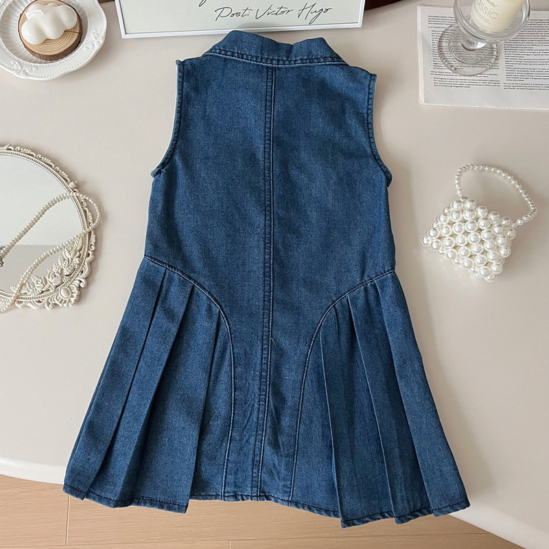 Mergaitėms džinsinė suknelė, korejiško stiliaus, be rankovių, užsegama vienoje eilutėje, pagrindinis audinys 75% medvilnė, 25% poliesteris, pamušalas 75% medvilnė, vasara 2025