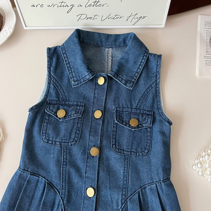 Mergaitėms džinsinė suknelė, korejiško stiliaus, be rankovių, užsegama vienoje eilutėje, pagrindinis audinys 75% medvilnė, 25% poliesteris, pamušalas 75% medvilnė, vasara 2025