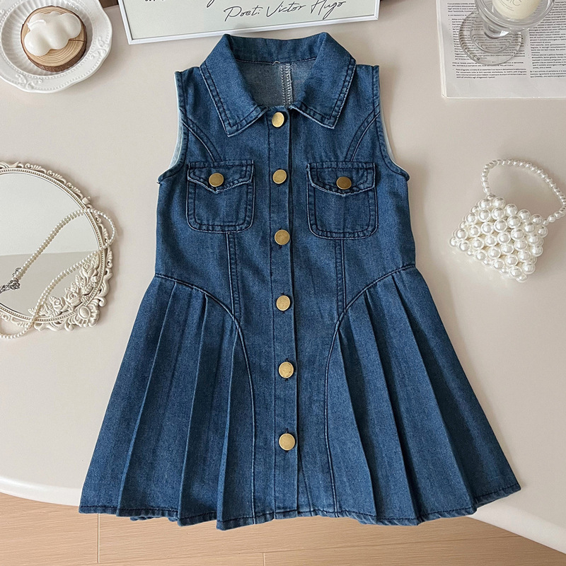 Mergaitėms džinsinė suknelė, korejiško stiliaus, be rankovių, užsegama vienoje eilutėje, pagrindinis audinys 75% medvilnė, 25% poliesteris, pamušalas 75% medvilnė, vasara 2025