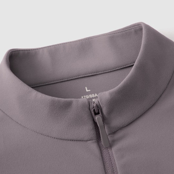 Muška dukserica s pola-zipom i stojećim ovratnikom, podstavljena fleece, glavni materijal: najlon smjesa 75%, težina 250–300 g, džep s patch dizajnom