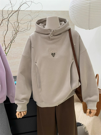 Ženski hoodie s kapuljom, flis podstava, debeli materijal, širok kroj, s ušivenim srcem i osmijehom