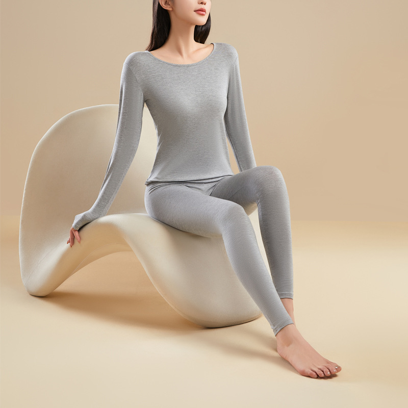 Дамски термо комплект от вискоза — умерена топлина, висока дебелина, тясно прилепващ силует, пуловер с кръгло деколте