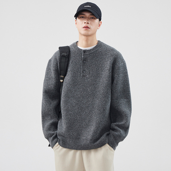 Kereknyakú brushed kötött pulóver, laza szabás, kémiai rostokból készült keverék (58% poliészter, 24,3% akril, 11,5% nylon, 4,6% gyapjú, 1,6% spandex), tartja a meleget, tél 2024, férfi.