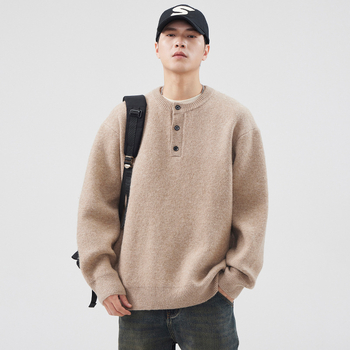 Kereknyakú brushed kötött pulóver, laza szabás, kémiai rostokból készült keverék (58% poliészter, 24,3% akril, 11,5% nylon, 4,6% gyapjú, 1,6% spandex), tartja a meleget, tél 2024, férfi.