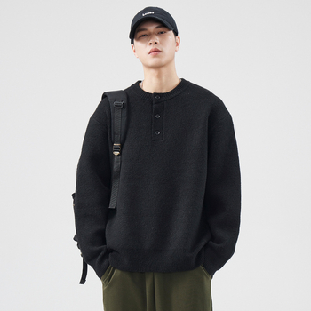 Kereknyakú brushed kötött pulóver, laza szabás, kémiai rostokból készült keverék (58% poliészter, 24,3% akril, 11,5% nylon, 4,6% gyapjú, 1,6% spandex), tartja a meleget, tél 2024, férfi.