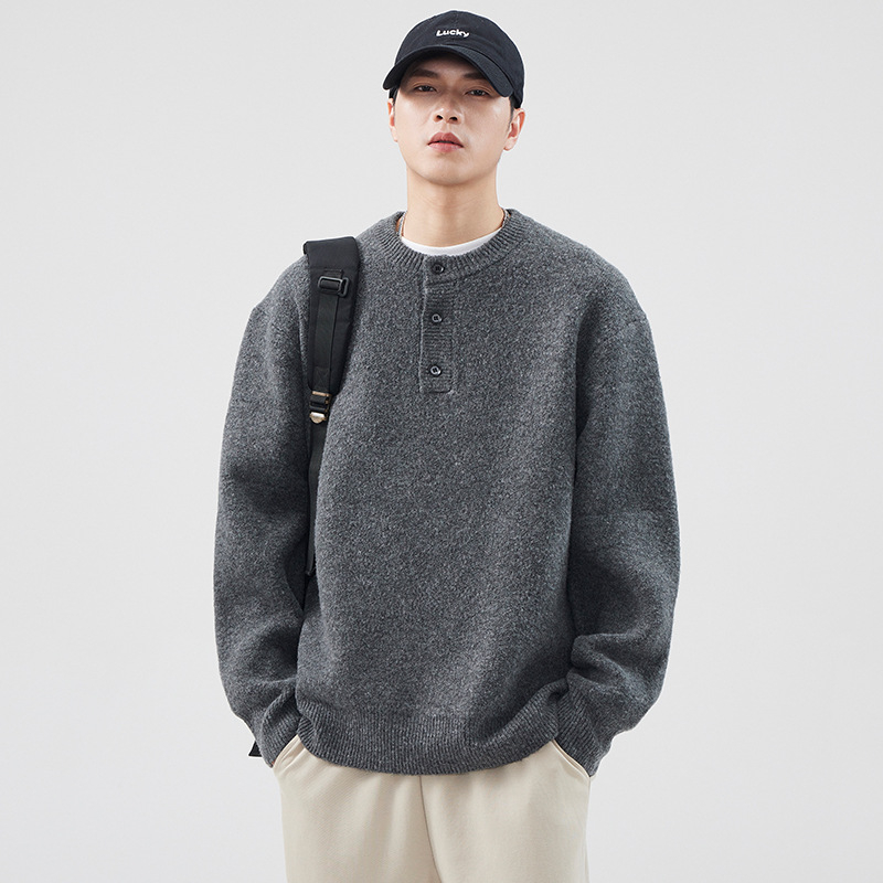 Kereknyakú brushed kötött pulóver, laza szabás, kémiai rostokból készült keverék (58% poliészter, 24,3% akril, 11,5% nylon, 4,6% gyapjú, 1,6% spandex), tartja a meleget, tél 2024, férfi.