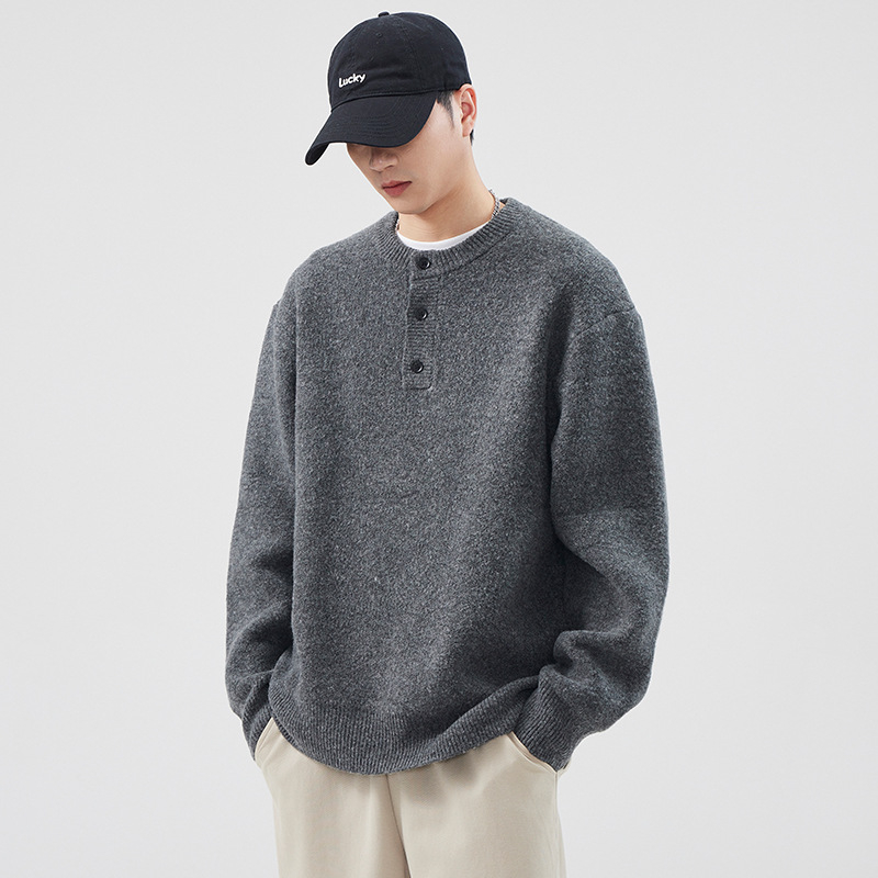 Kereknyakú brushed kötött pulóver, laza szabás, kémiai rostokból készült keverék (58% poliészter, 24,3% akril, 11,5% nylon, 4,6% gyapjú, 1,6% spandex), tartja a meleget, tél 2024, férfi.