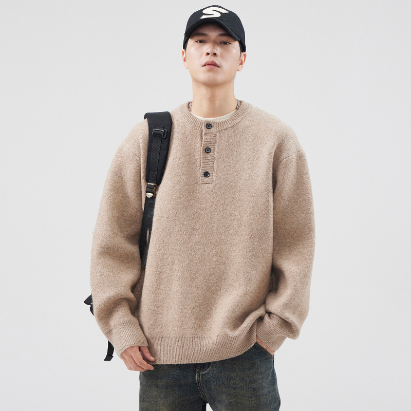 Kereknyakú brushed kötött pulóver, laza szabás, kémiai rostokból készült keverék (58% poliészter, 24,3% akril, 11,5% nylon, 4,6% gyapjú, 1,6% spandex), tartja a meleget, tél 2024, férfi.