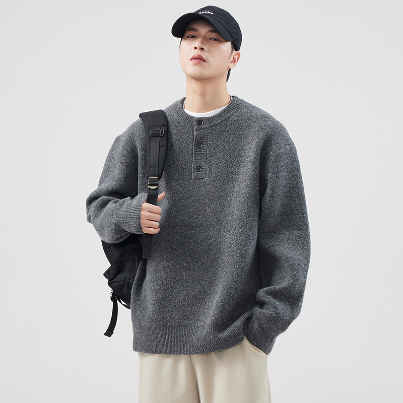 Kereknyakú brushed kötött pulóver, laza szabás, kémiai rostokból készült keverék (58% poliészter, 24,3% akril, 11,5% nylon, 4,6% gyapjú, 1,6% spandex), tartja a meleget, tél 2024, férfi.