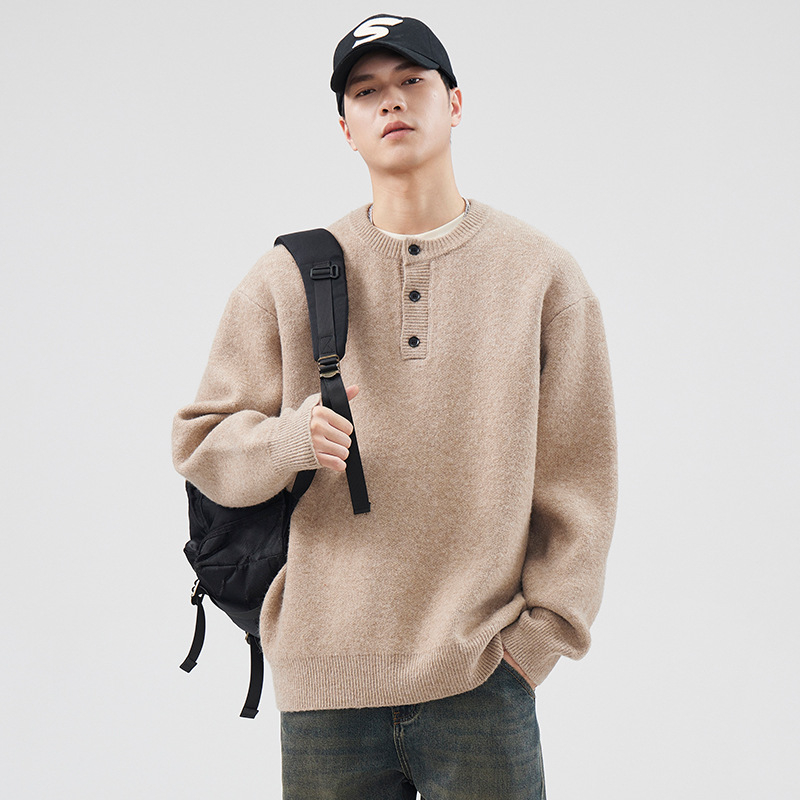 Kereknyakú brushed kötött pulóver, laza szabás, kémiai rostokból készült keverék (58% poliészter, 24,3% akril, 11,5% nylon, 4,6% gyapjú, 1,6% spandex), tartja a meleget, tél 2024, férfi.