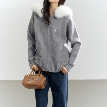 Koreai stílusú női kötött kapucnis kardigán prémes gallérral, cipzárral, viszkóz fonalból készült, csíkos/kockás mintával