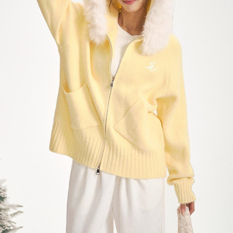 Koreai stílusú női kötött kapucnis kardigán prémes gallérral, cipzárral, viszkóz fonalból készült, csíkos/kockás mintával