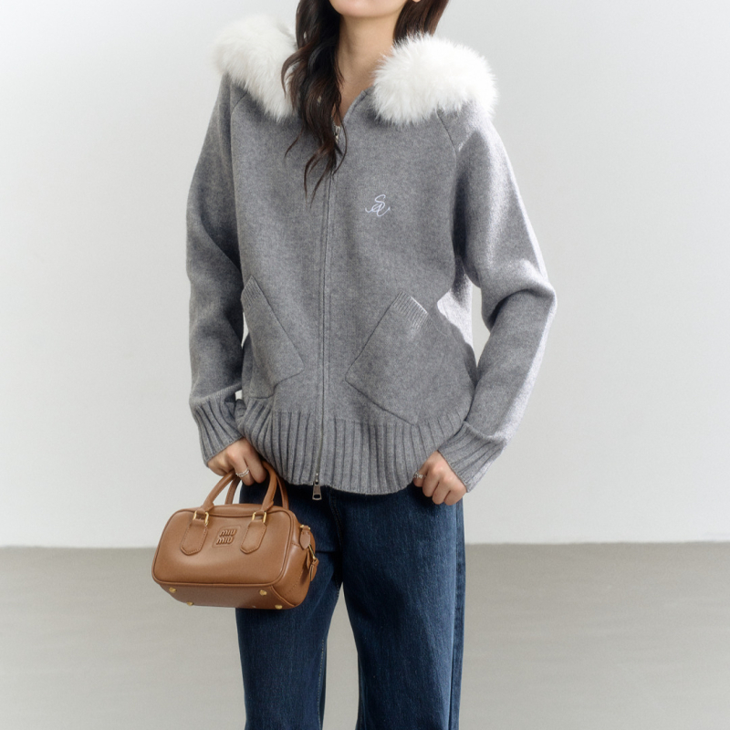 Koreai stílusú női kötött kapucnis kardigán prémes gallérral, cipzárral, viszkóz fonalból készült, csíkos/kockás mintával