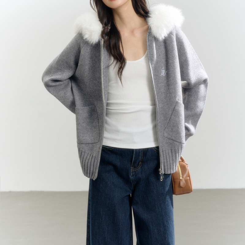 Koreai stílusú női kötött kapucnis kardigán prémes gallérral, cipzárral, viszkóz fonalból készült, csíkos/kockás mintával