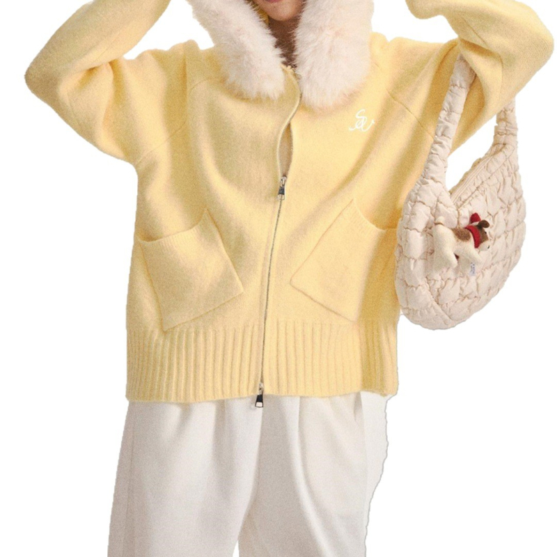 Koreai stílusú női kötött kapucnis kardigán prémes gallérral, cipzárral, viszkóz fonalból készült, csíkos/kockás mintával