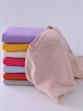 Pulóver gyapjú-pamut keverék, 30–50% pamut; kerek nyakú; hosszú ujjú; minimalist stílus