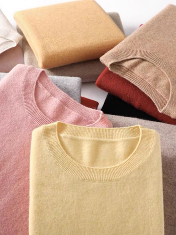 Pulóver gyapjú-pamut keverék, 30–50% pamut; kerek nyakú; hosszú ujjú; minimalist stílus