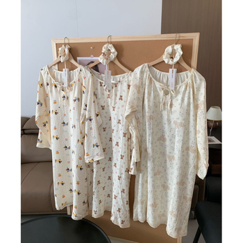 Moters naktinukai su krūties pagalve, ilgomis rankovėmis, medvilnės siūlais, vidutinio storio, apvali kaklo iškirptė, ilga sijonėlis – patogūs namų drabužiai žiemai, pavasariui ir rudeniui