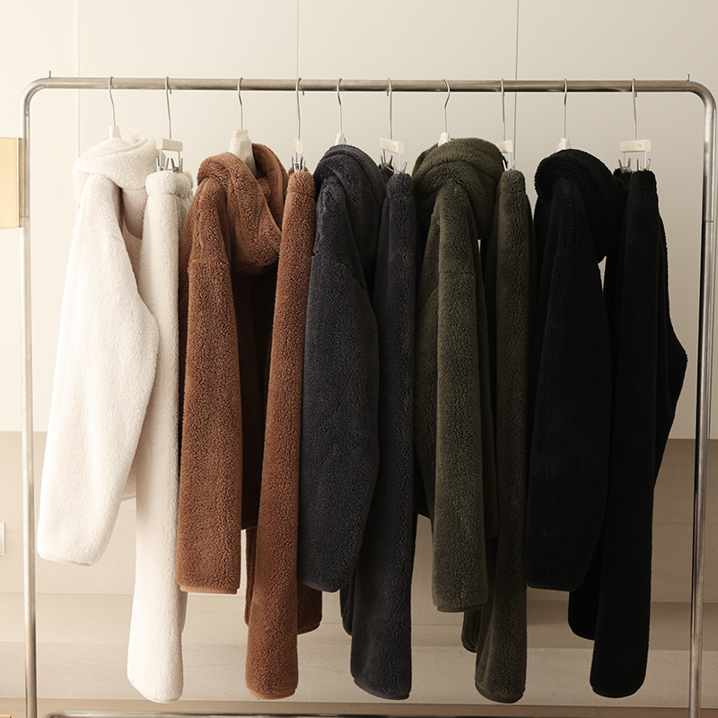 Meeste kapuutsiga pijamase komplekt paksust veluurist – kardiganistiil, V-kaelus, pikad varrukad, ekstra paks materjal 401–500 g/m², sobib talveks, kevadeks ja sügiseks, võib kanda ka väljas