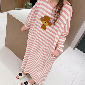 Medvilninė viengijė naktinė su ilgomis rankovėmis, apvaliu kaklu, laisvas kirpimo, su dryžuotu šuniuko atvaizdu