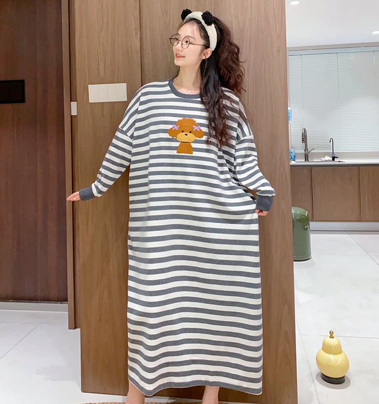 Medvilninė viengijė naktinė su ilgomis rankovėmis, apvaliu kaklu, laisvas kirpimo, su dryžuotu šuniuko atvaizdu