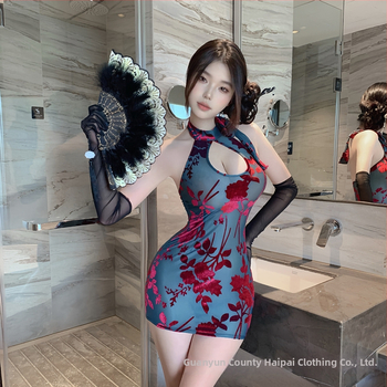 Cheongsam stiliaus kostiumas vaidmenų žaidimams su permatomomis detalėmis ir kojinėmis, poliesteris