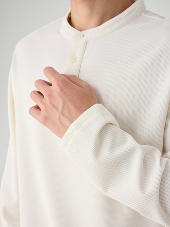 Muška dugačka majica s minimalističkim dizajnom, poliesterska mješavina, okrugli izrez, slim fit.