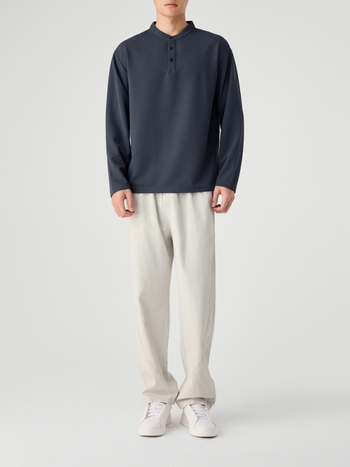 Muška dugačka majica s minimalističkim dizajnom, poliesterska mješavina, okrugli izrez, slim fit.