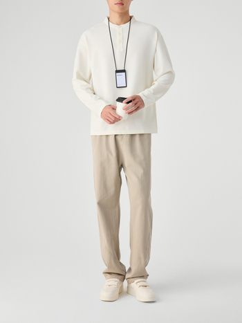 Muška dugačka majica s minimalističkim dizajnom, poliesterska mješavina, okrugli izrez, slim fit.