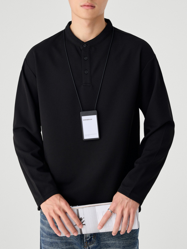 Muška dugačka majica s minimalističkim dizajnom, poliesterska mješavina, okrugli izrez, slim fit.