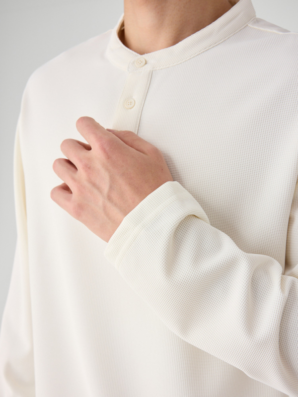 Muška dugačka majica s minimalističkim dizajnom, poliesterska mješavina, okrugli izrez, slim fit.
