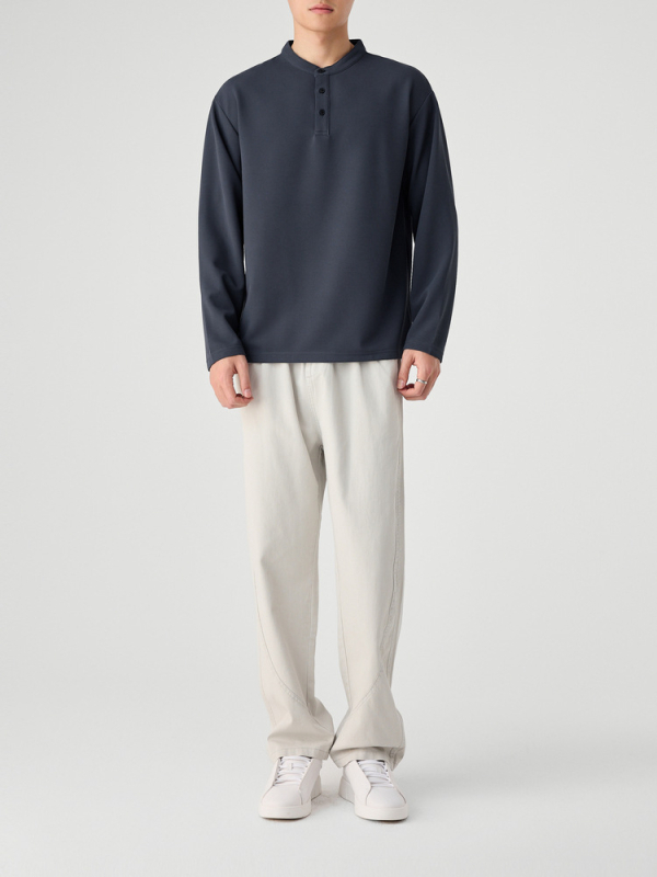 Muška dugačka majica s minimalističkim dizajnom, poliesterska mješavina, okrugli izrez, slim fit.