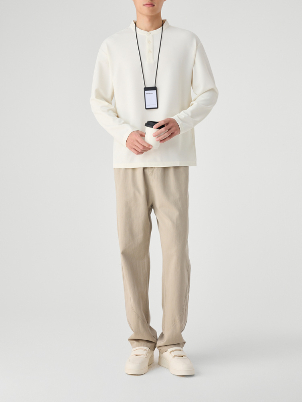 Muška dugačka majica s minimalističkim dizajnom, poliesterska mješavina, okrugli izrez, slim fit.
