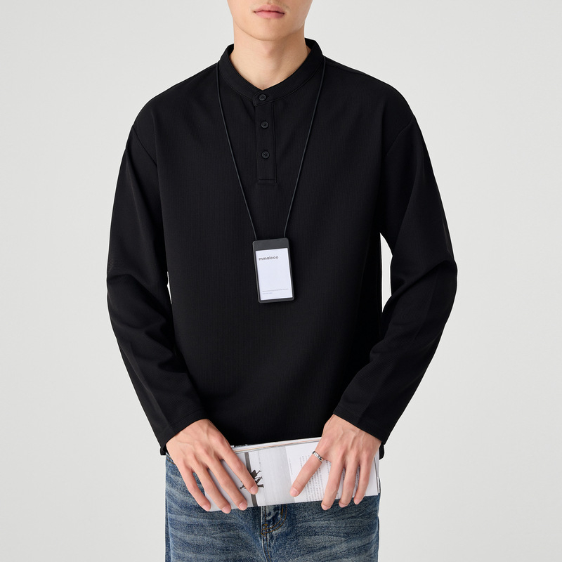 Muška dugačka majica s minimalističkim dizajnom, poliesterska mješavina, okrugli izrez, slim fit.