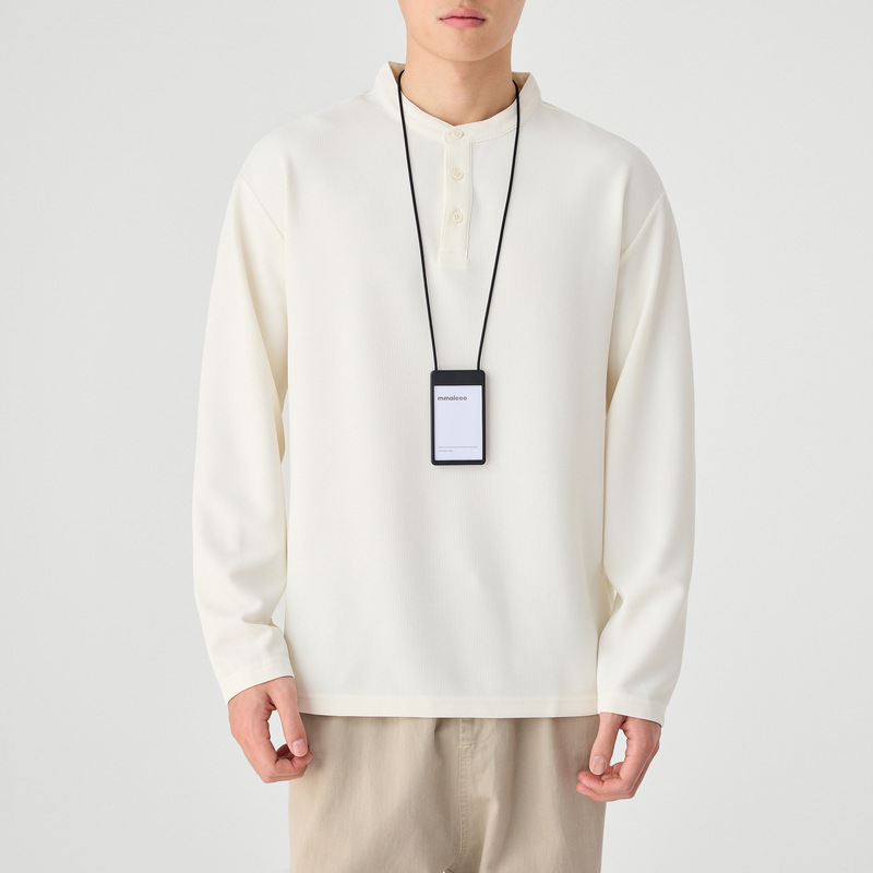 Muška dugačka majica s minimalističkim dizajnom, poliesterska mješavina, okrugli izrez, slim fit.